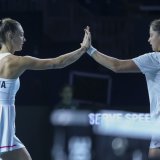 Les Slovaques Viktoria Hruncakova (à gauche) et Tereza Mihalikova (à droite) ont remporté le double décisif face à la Grande-Bretagne. KEYSTONE/EPA/DANIEL PEREZ